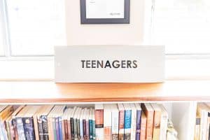 Półka z książkami młodzieżowymi