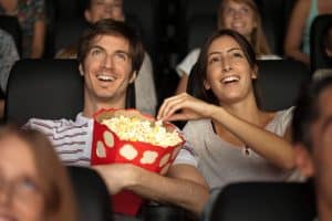 Para jedząca popcorn w kinie
