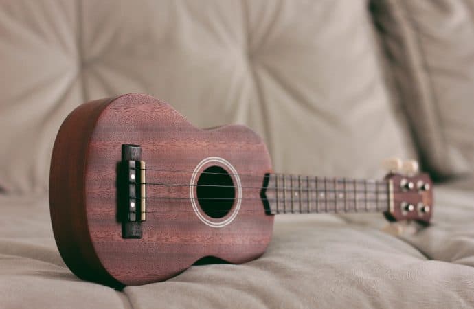Playing the ukulele. How to get started and is it difficult?